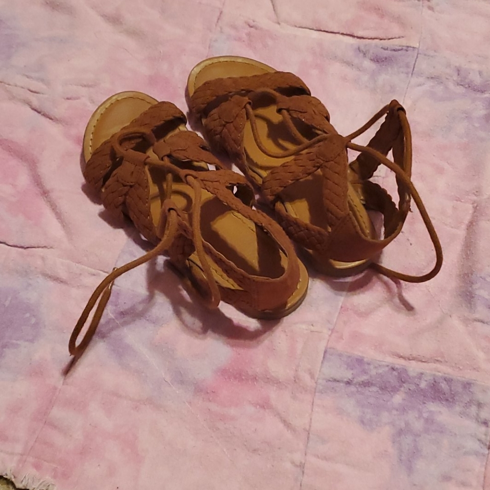 Tie-up girl's sandals